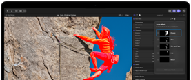 MacBook Pro, Final Cut Pro, panel Máscara Automática, categoría Personas seleccionada, categorías adicionales: piel, piel y cara, pelo, boca, persona con ropa roja escalando una pared rocosa con el cielo azul de fondo