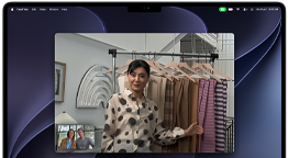 Una videollamada en un MacBook Pro en la que una mujer muestra telas a otras dos personas, la prestación Encuadre Centrado la mantiene en el encuadre conforme se desplaza