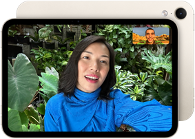 iPad mini, parte delantera, interfaz de la cámara frontal 12MP Center Stage en horizontal que muestra a una persona haciendo una videollamada en medio de un bosque verde