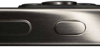 Vista lateral de un iPhone 15 Pro en titanio que muestra uno de los botones del volumen y el botón Acción