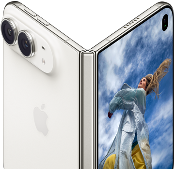 iPhone Duo, semiabierto como un libro con el mecanismo de la bisagra en el centro, parte trasera a la izquierda con el logo de Apple y la cámara dual, pantalla exterior a la derecha con el retrato de una persona con pelo rubio.
