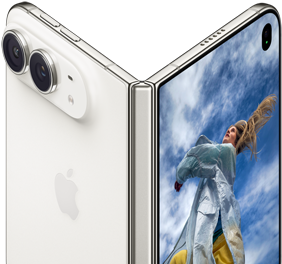 iPhone Duo, semiabierto como un libro con el mecanismo de la bisagra en el centro, parte trasera a la izquierda con el logo de Apple y la cámara dual, pantalla exterior a la derecha con el retrato de una persona con pelo rubio.