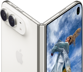 iPhone Duo, semiabierto como un libro con el mecanismo de la bisagra en el centro, parte trasera a la izquierda con el logo de Apple y la cámara dual, pantalla exterior a la derecha con el retrato de una persona con pelo rubio.